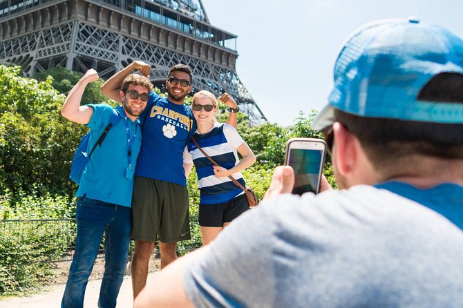 Paris Highlights Bike Tour: Eiffel Tower, Louvre and Notre-Dame - Along the Seine to Place de la Concorde