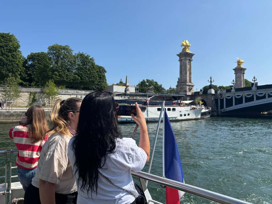 Paris: Hop-On Hop-Off Seine Cruise Pass with 9 Stops - Why the Batobus works better than a standard sightseeing cruise