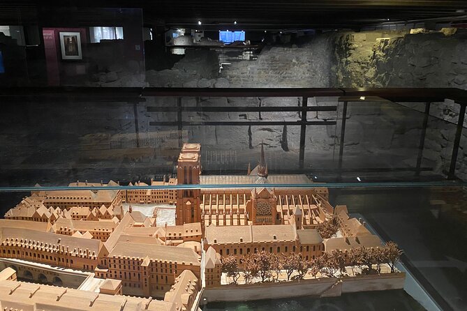 Paris: Île de la Cité and Notre-Dame Walking Tour With Crypt - The Conciergerie, clock tower, and Palais de Justice