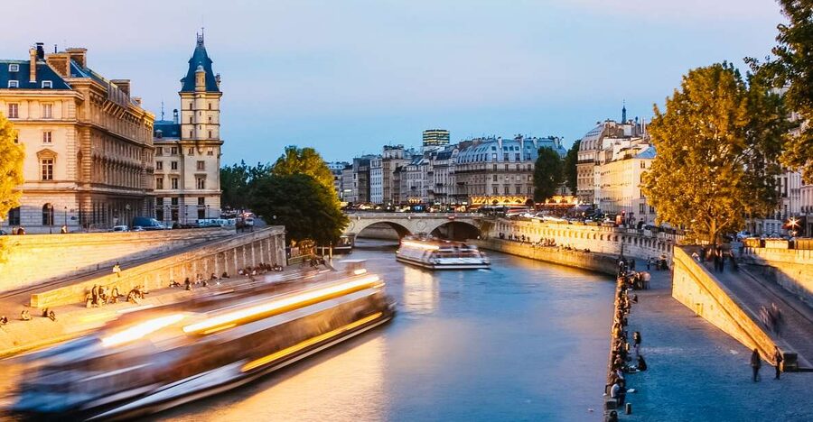 Paris: Illuminated Evening River Cruise & Waffle Tasting - Timing your ride for the lights