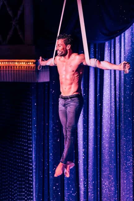 Paris: La Nouvelle Eve Cabaret Show with Champagne - What the Paris je t’aime show is like