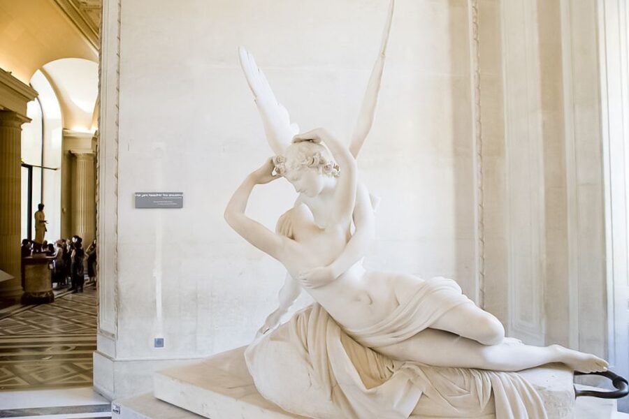 Paris Louvre: 2-Hour Private Tour for Groups or Families - Crowds, heat, and the practical side