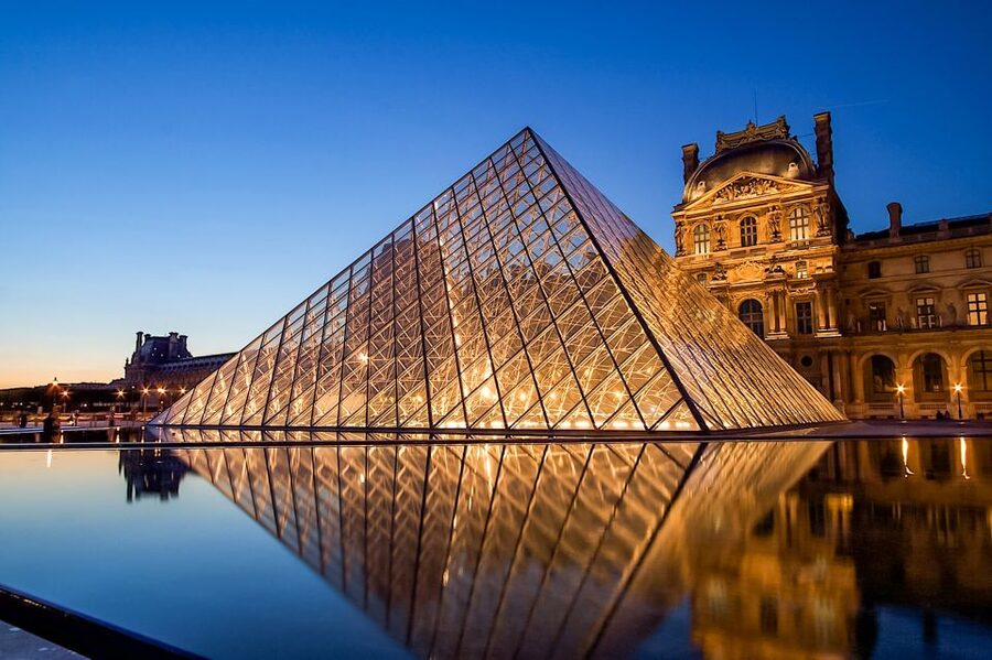 Paris: Louvre Guided Tour with Reserved Access & Boat Cruise - How crowded is the museum?