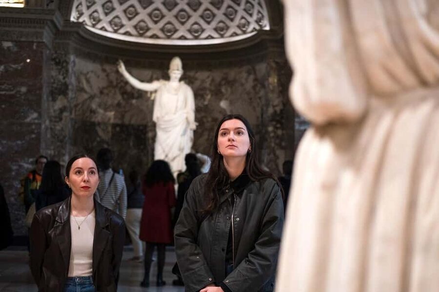 Paris: Louvre Masterpieces Tour with Pre-Reserved Tickets - The essential sculptures: Venus de Milo and Winged Victory