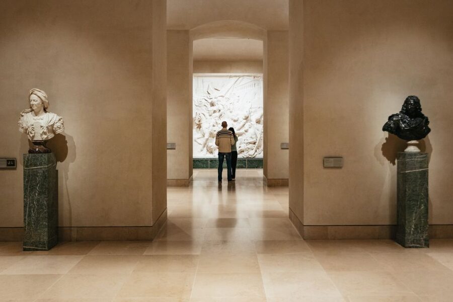 Paris: Louvre Museum Entry Ticket With Host and River Cruise - The one-hour Seine cruise and its view of Paris