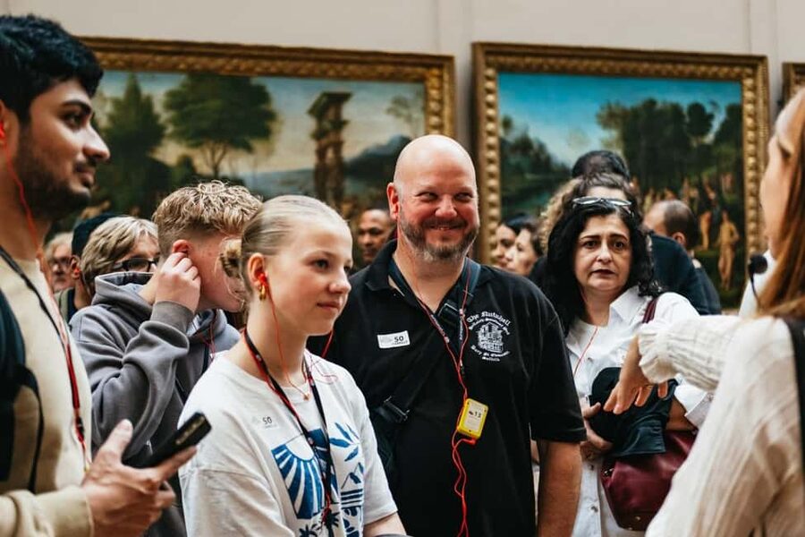 Paris: Louvre Museum Guided Tour - Entering the Louvre with priority access