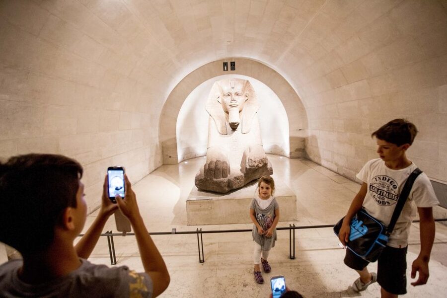 Paris: Louvre Museum Guided Tour - The medieval fortress and the modern Louvre
