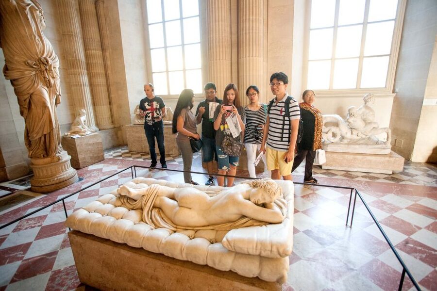 Paris: Louvre Museum Guided Tour - How the guides shape the experience