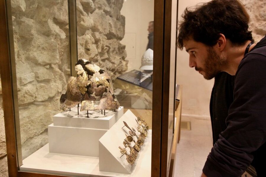 Paris: Louvre Museum Highlights and Mona Lisa Tour - Meeting the Mona Lisa