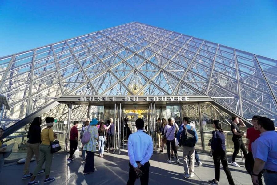 Paris: Louvre Museum Hosted Entry and Mona Lisa Audioguide - Meeting the host on Rue de Rivoli