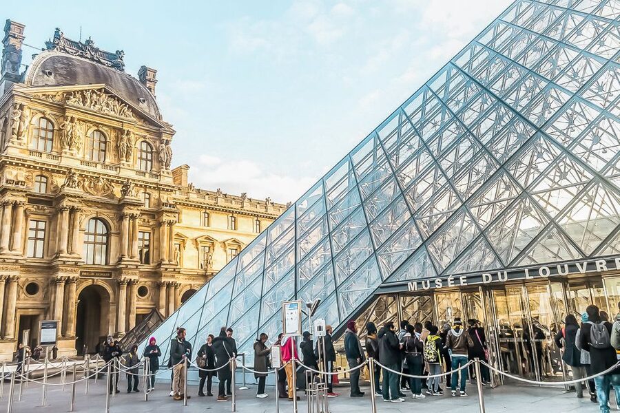 Paris: Louvre Museum Timed-Entrance Ticket - Seeing the Mona Lisa without expecting solitude