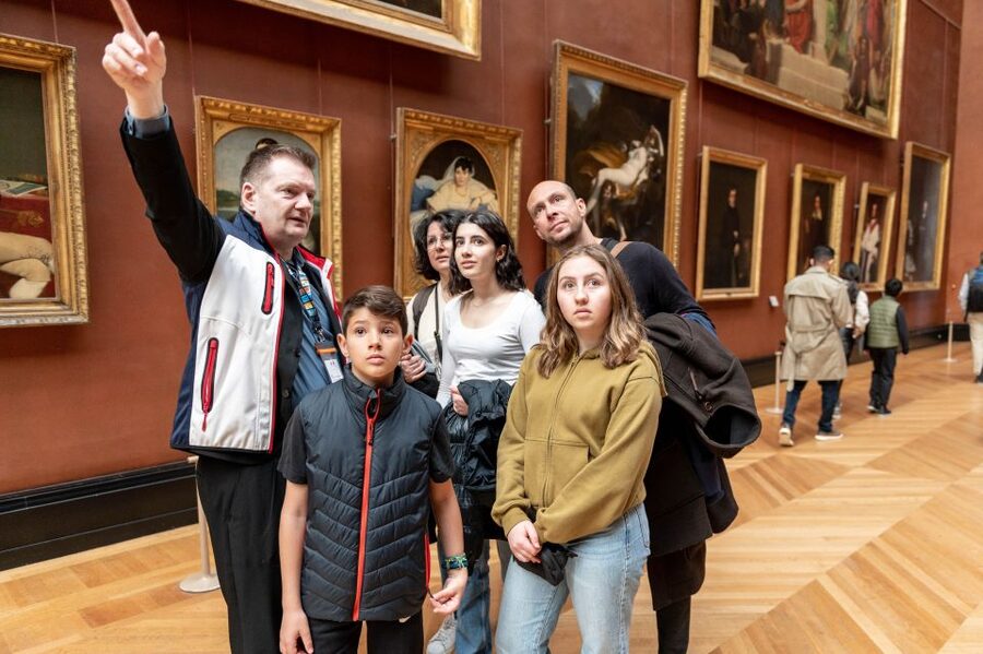 Paris: Louvre Private Family Tour for Kids + Reserved Entry - Mona Lisa: famous, crowded, and still worth seeing
