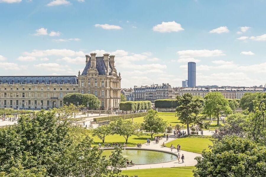 Paris: Louvre Private Family Tour for Kids + Reserved Entry - Meeting the guide at the Louis XIV statue