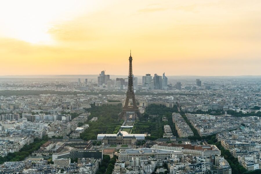 Paris: Montparnasse Tower Observation Deck Entry Ticket - Using the Magnicity app to read the city