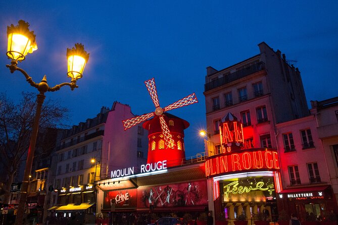 Paris Moulin Rouge 3-Courses Dinner with Wine and Show - The seating: festive but tightly packed