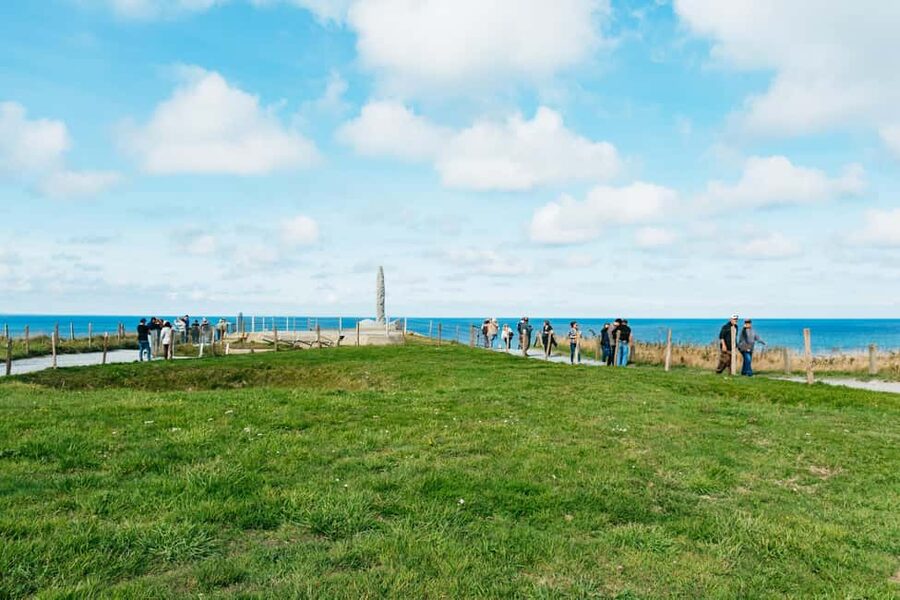 Paris: Normandy D-Day Sites Guided Day Trip with Lunch - How the guides shape the experience