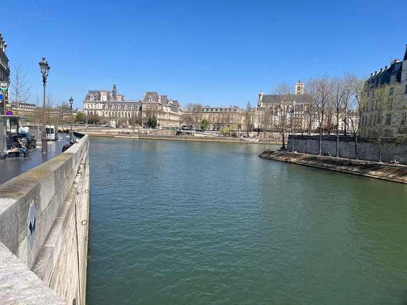 Paris: Notre-Dame Cathedral Exterior Tour & Free Entrance - Weather, group mood, and guide style