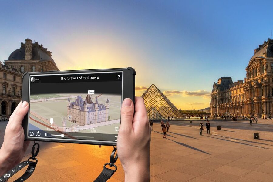 Paris: Openair Double Decker Bus Audio-Guided City Tour - The Histopad and audio setup