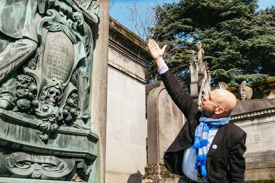 Paris: Pere Lachaise Cemetery Guided Tour - Following the cobbled paths through 44 hectares