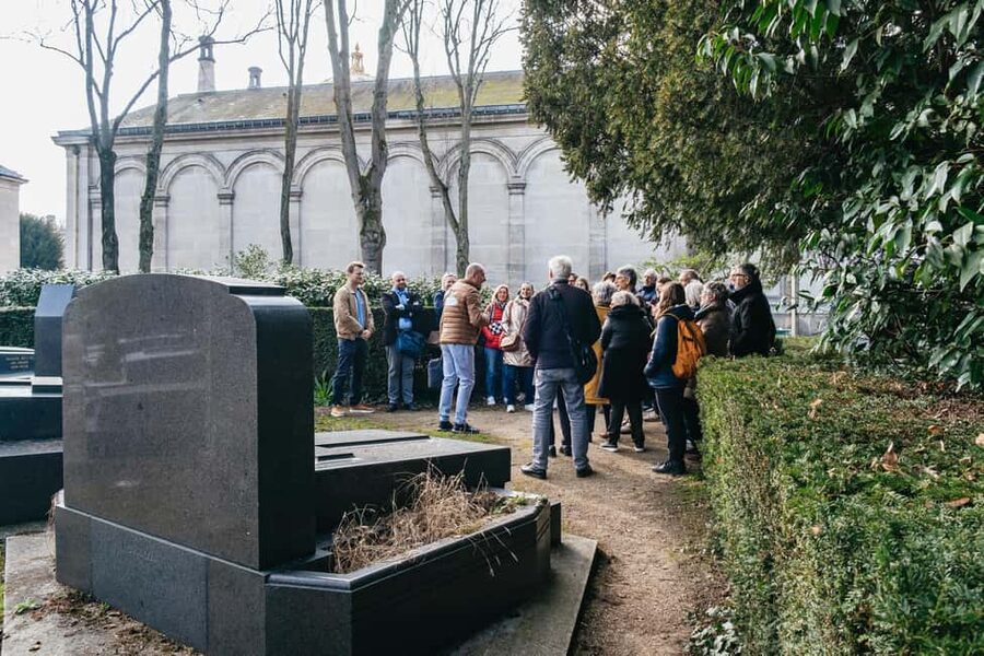 Paris: Pere Lachaise Cemetery Guided Tour - Héloïse and Abélard’s unusual tomb