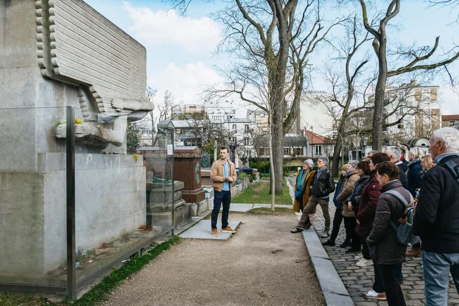 Paris: Pere Lachaise Cemetery Guided Tour - Stories, humor, and the guide’s role