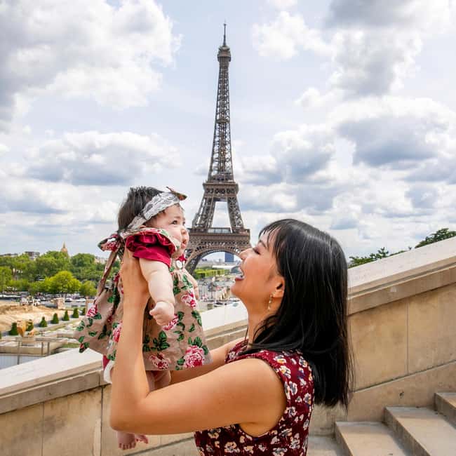 Paris: Photoshoot Around Eiffel Tower with 55 Edited Photos - How the $100 Group Price Works