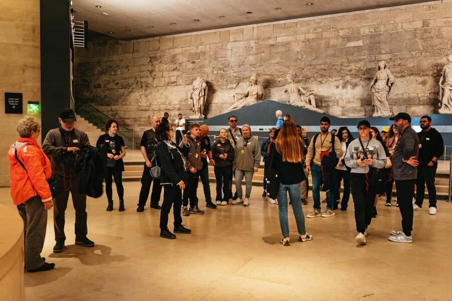 Paris: Priority Access Louvre with Host -Direct to Mona Lisa - Finding the host at the Carrousel Arch