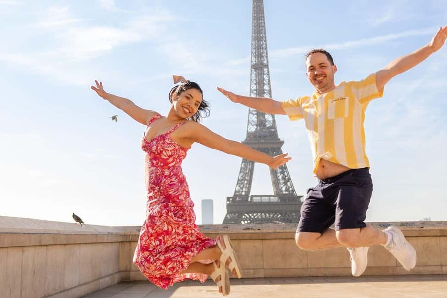 Paris: Private Photoshoot at the Eiffel Tower - Starting at 8 Port de Suffren