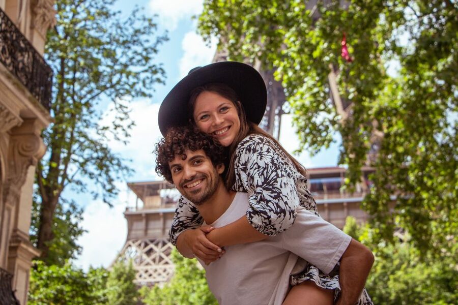 Paris: Private Photoshoot at the Eiffel Tower - How the Private Group Format Works