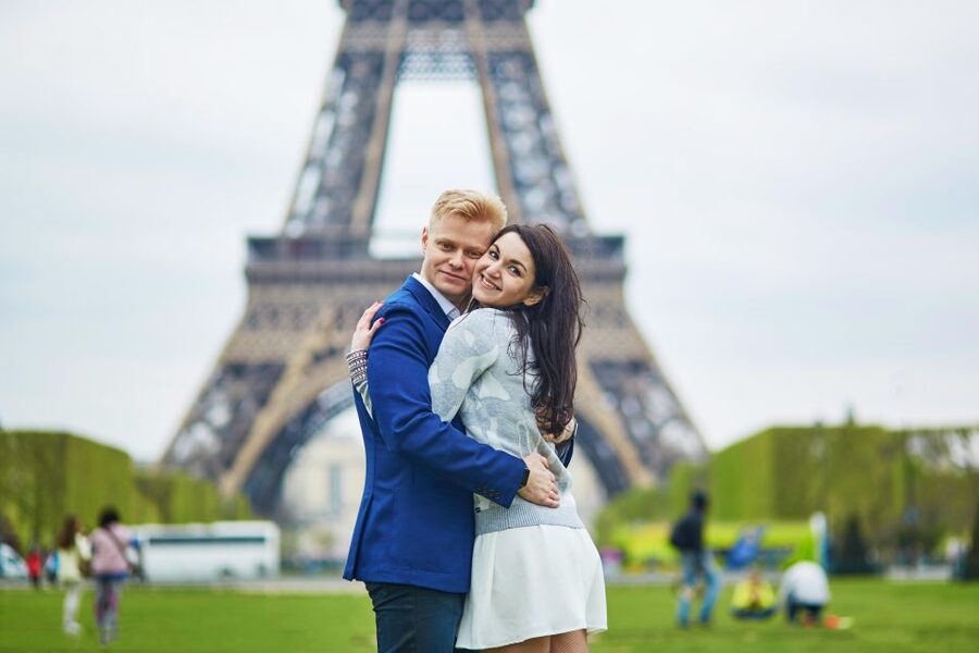 Paris: Romantic Photoshoot for Couples - Professional direction for people who feel awkward on camera