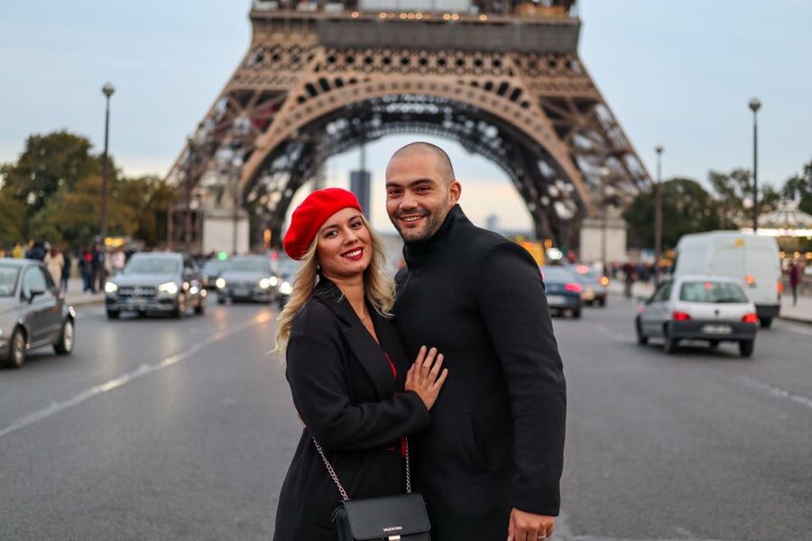 Paris: Romantic Photoshoot for Couples - Edited digital photos and delivery time