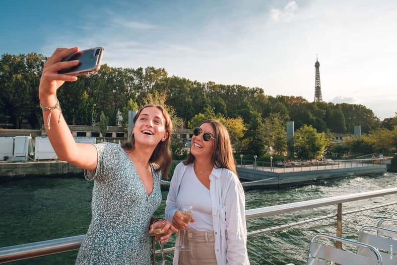 Paris: Seine River Cruise with a Live Guide - Hôtel de Ville, the Louvre, and Place de la Concorde