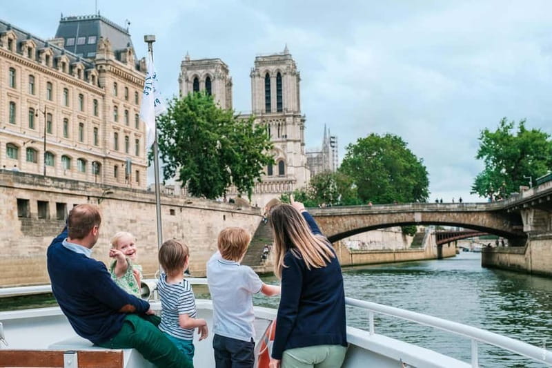 Paris: Seine River Cruise with a Live Guide - Finding the Vedettes de Paris dock at 2 Port de Suffren
