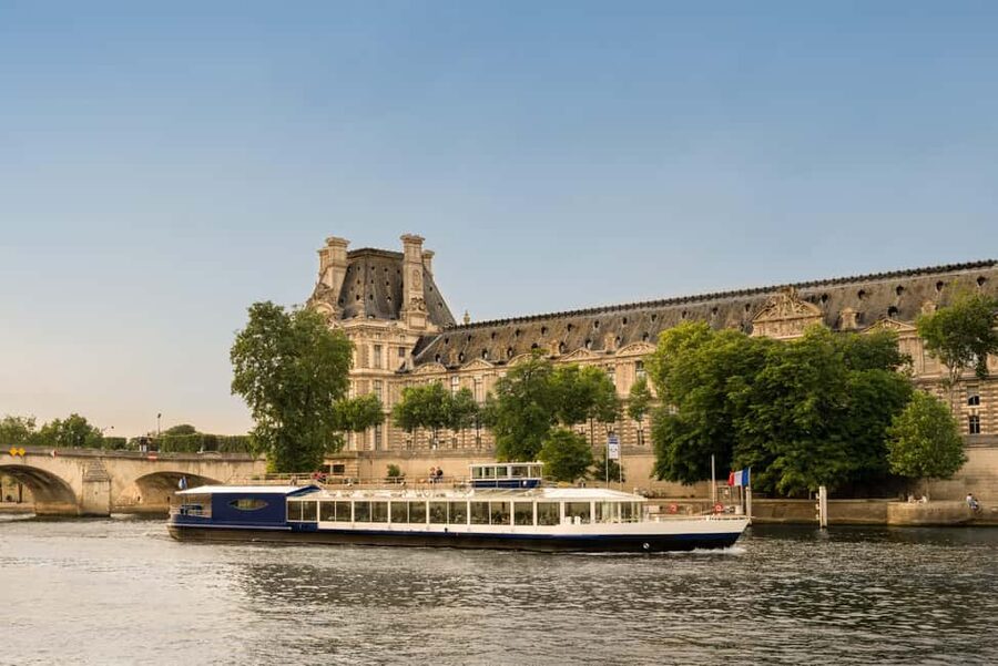 Paris: Seine River Panoramic Views Dinner Cruise - Why this Seine dinner cruise works so well at night