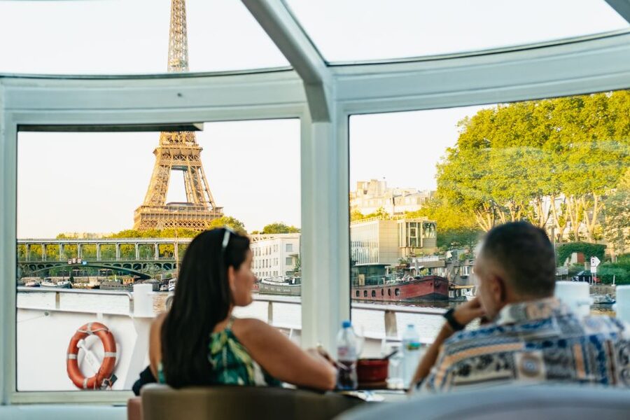 Paris: Seine River Panoramic Views Dinner Cruise - The route from the Eiffel Tower to Île Saint-Louis