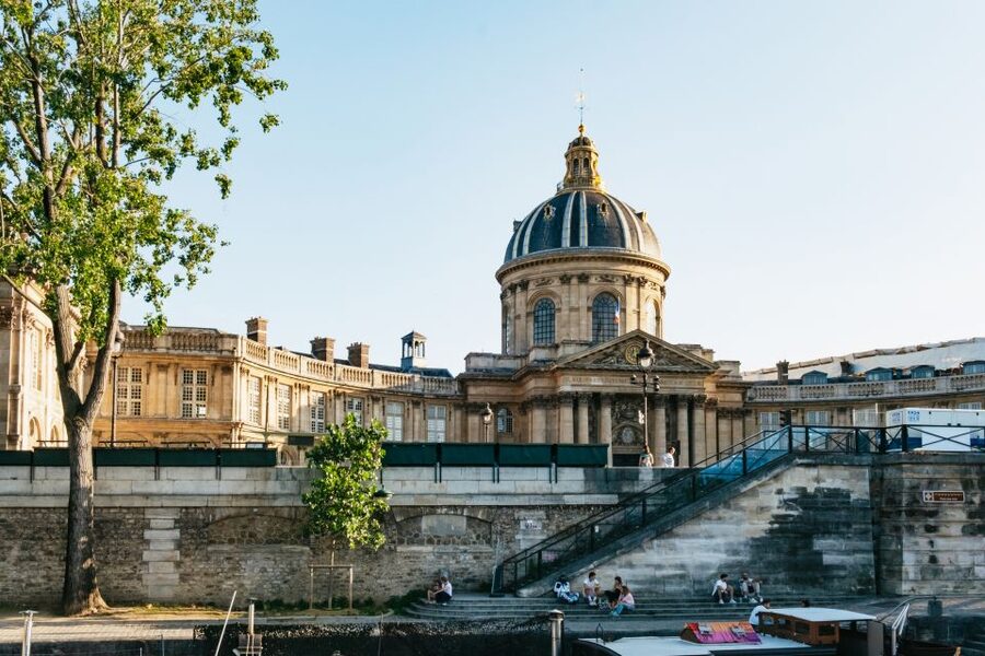 Paris: Seine River Panoramic Views Dinner Cruise - Should you book the Paris en Scène dinner cruise?