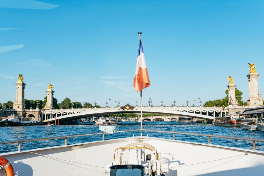 Paris: Seine River Panoramic Views Dinner Cruise - What dinner is like aboard Paris en Scène