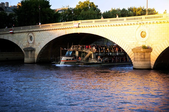 Paris Seine River Sightseeing Cruise with Commentary by Bateaux Parisiens - Audio commentary and onboard comfort