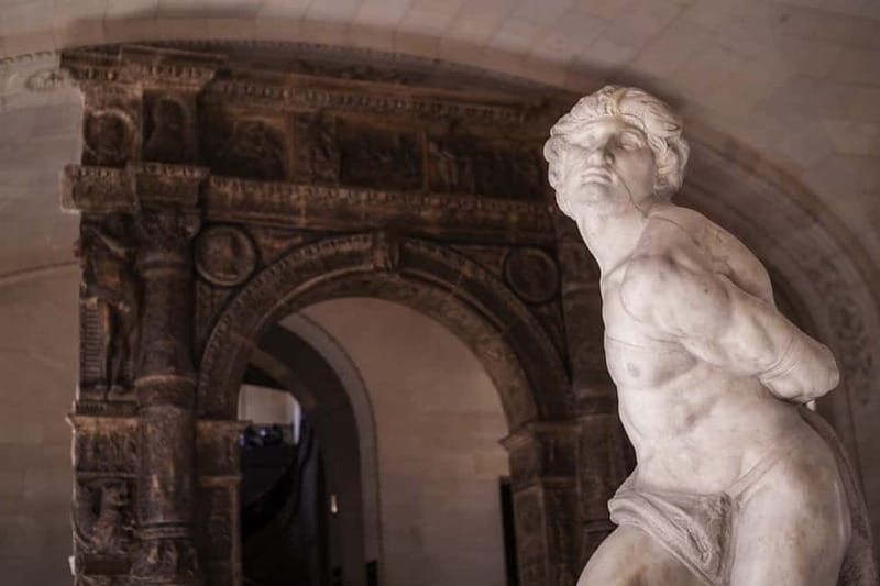Paris: Skip-the-Line Louvre Highlights Tour with Mona Lisa - The Mona Lisa and the crowd around it