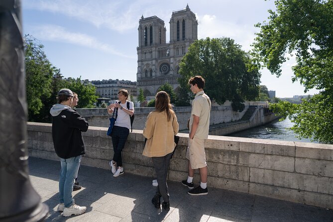 Paris Uncovered: Unique Guided Walking Tours with a Twist - Street art with a local artist