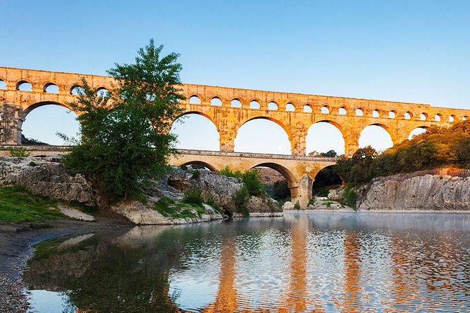 Provence Highlights Full-Day Tour from Avignon - Fontaine de Vaucluse starts with water