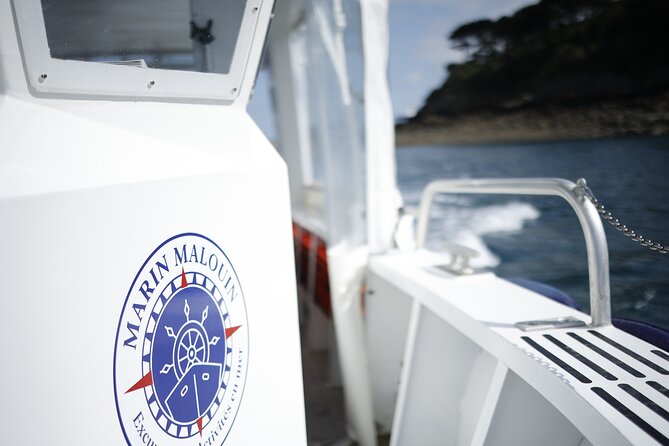 Saint-Malo: 1h30 guided boat trip (Commented FR & EN) - Nicolas brings the story to life