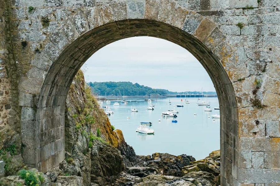 Saint-Malo: Guided Boat Tour with Local Captain - What the guide adds