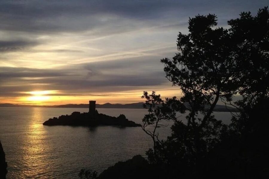 Saint-Raphaël : Sunset Cruise Cape Dramont & Golden Island - The red rocks of Cap Dramont in evening light