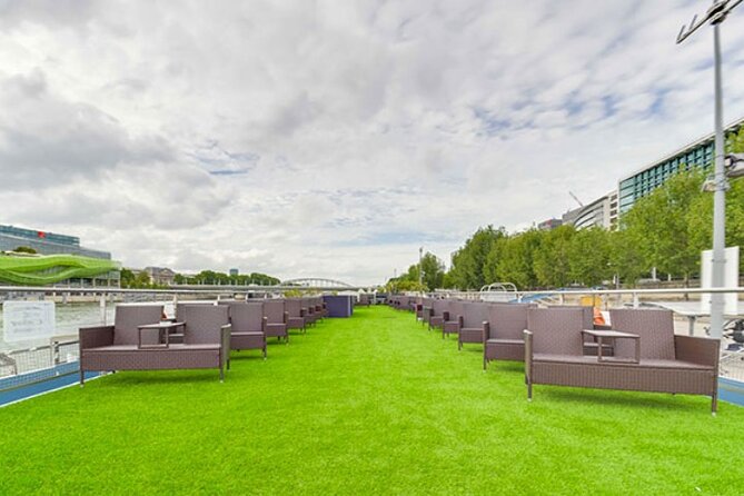 Seine River Dinner Cruise with Live Singer by VIP Yacht de Paris - What makes this Seine cruise worth considering