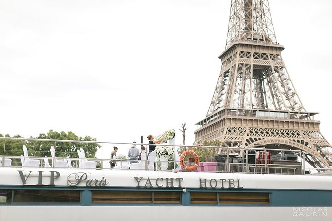 Seine River Dinner Cruise with Live Singer by VIP Yacht de Paris - Dinner, drinks, and service