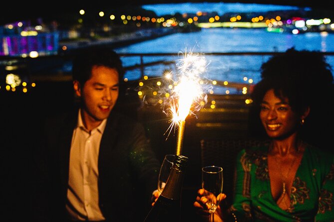 Seine River Dinner Cruise with Live Singer by VIP Yacht de Paris - Who should book this cruise