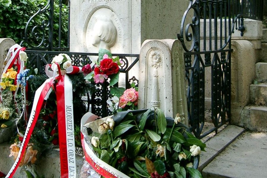 The Père Lachaise Cemetery: Guided 2-Hour Small-Group Tour - Memorials, sculptures, and Parisian memory