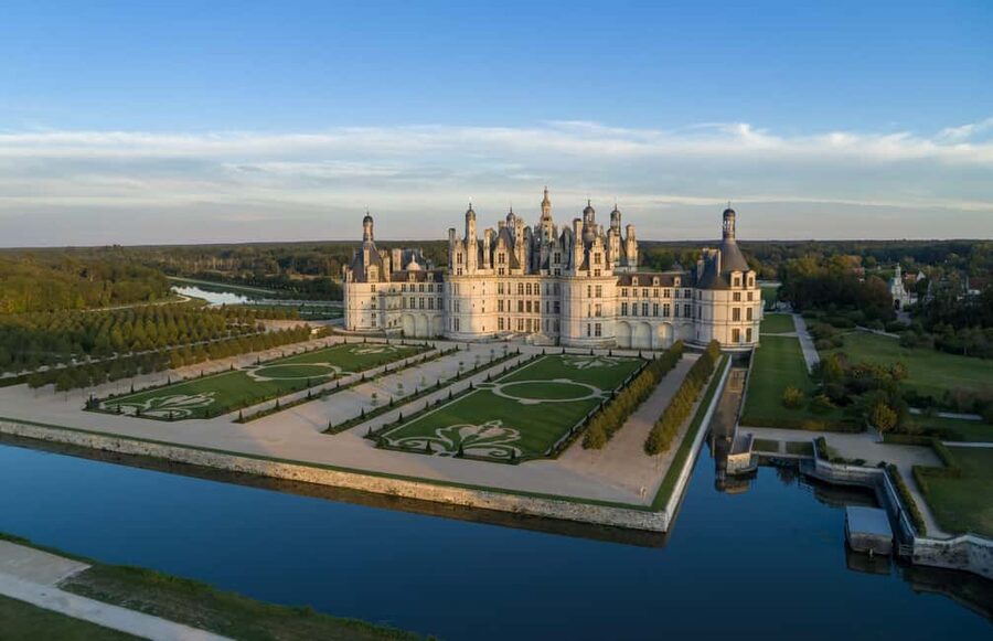 Tours/Amboise: Chambord, Chenonceau Day Trip & Wine Tasting - Chenonceau first, with the River Cher beneath it