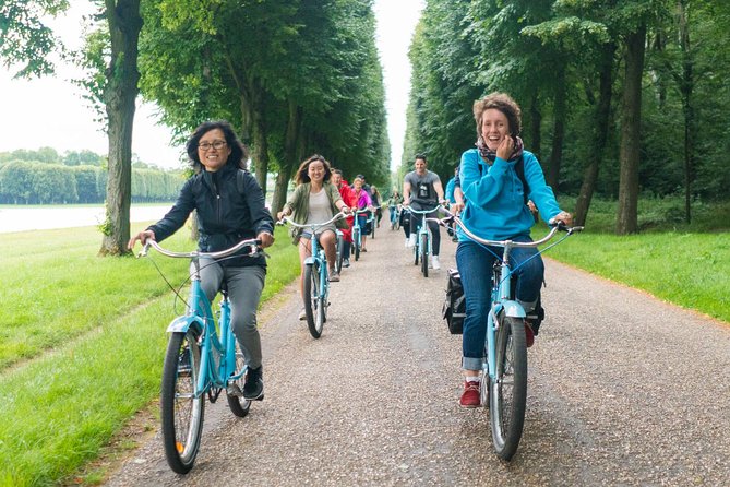 Versailles Palace Bike Tour with Market & Marie-Antoinette hamlet - A picnic beside the Grand Canal